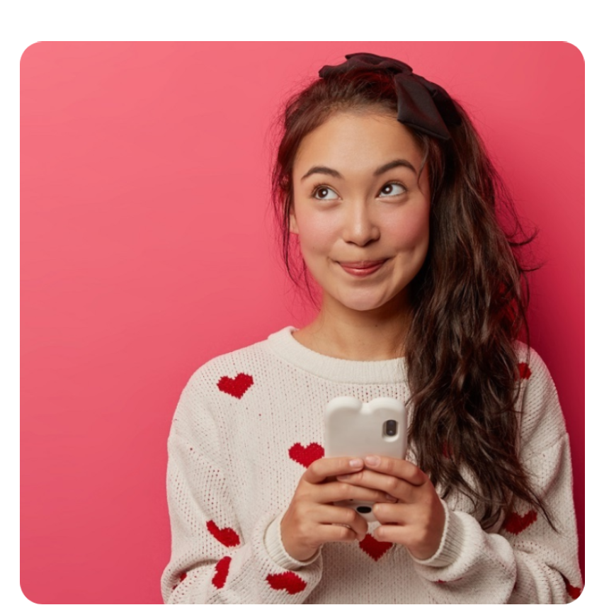 Imagem de capa Mega Love Ai.Tem uma moça linda olhando para cima com um rosto angelical.